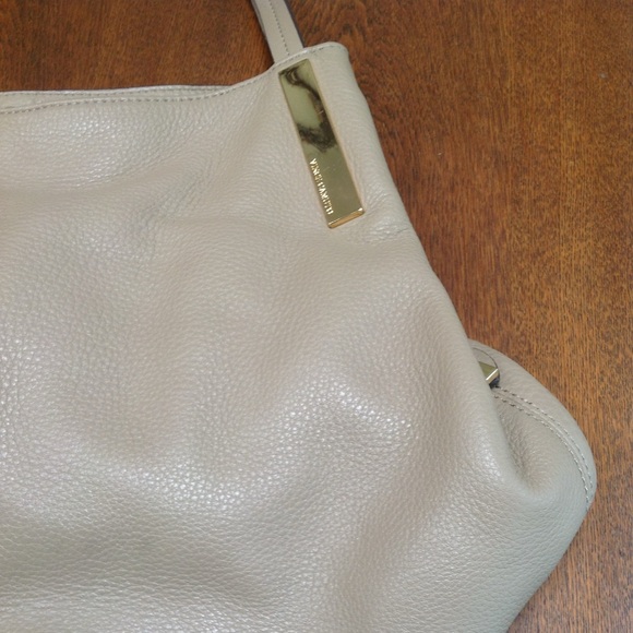 Vince Camuto Genuine Leather all year round shoulder bag. Hobo. Color:Kangaroo. - Picture 4 of 7